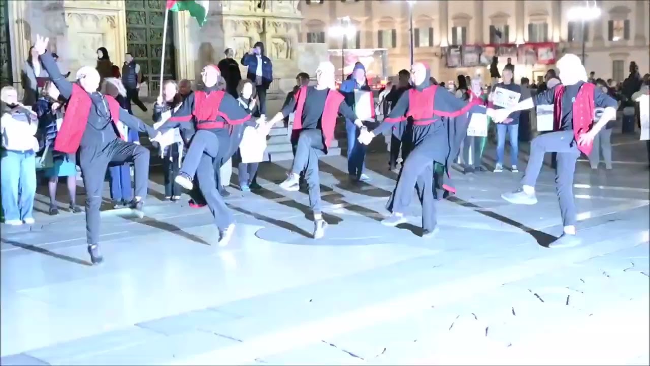 Danze palestinesi in piazza Duomo a Milano