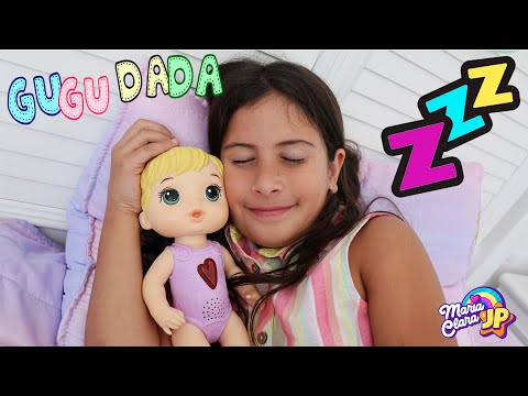 Maria Clara brincando com sua nova boneca Baby Alive Coraçãozinho