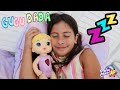 Maria Clara brincando com sua nova boneca Baby Alive Coraçãozinho