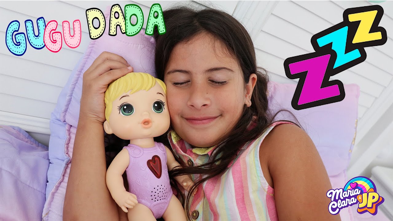 Maria Clara brincando com sua nova boneca Baby Alive Coraçãozinho
