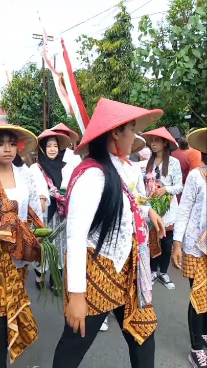 karnaval tema ibu ibu petani pakai kebaya putih #shorts #pawai #17agustus #petani #viral #trending