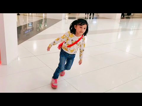 Video: Paano Turuan Ang Isang Bata Na Mag-roller Skate