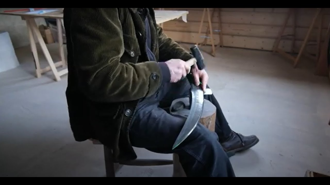 Battage d'une lame de faux sur enclumette