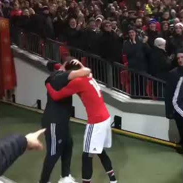 Lingard celebrating Lukaku goal with staff/ Man Utd - Huddersfield