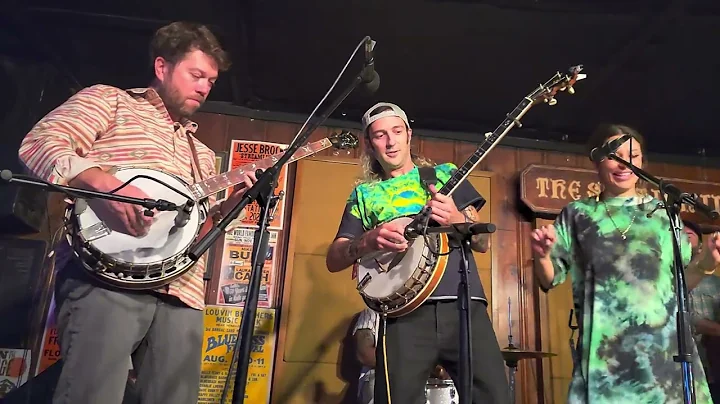 Kyle Tuttle and Lindsay Lou w/ Leftover Salmon "Ho...