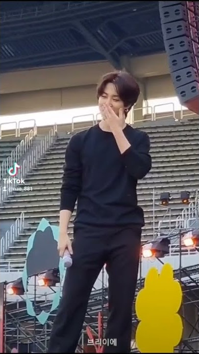 meleleh lihat yang pakai baju hitam 😫#jimin #fyp #shorts