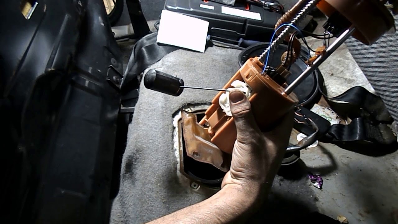 Troca da boia do tanque do Escort Gl 1994 +flange da bomba