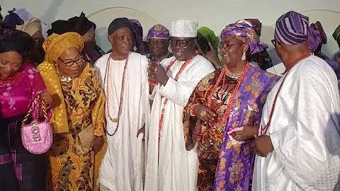 IYALOJA SHADE TINUBU, OYINLOLA PENKELEMESI DANCING MOMENT WITH OLUBADAN LADOJA, MERENGE ON STAGE 