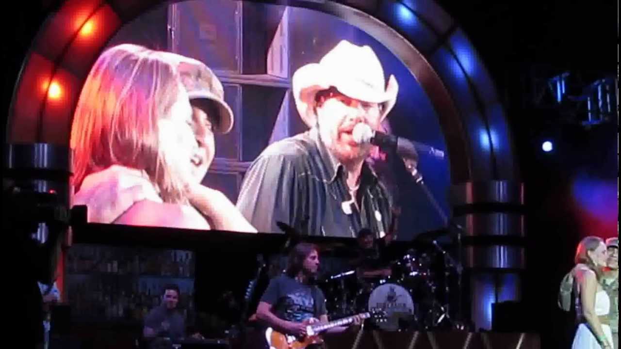 Toby Keith surprises wife with her returning soldier husband