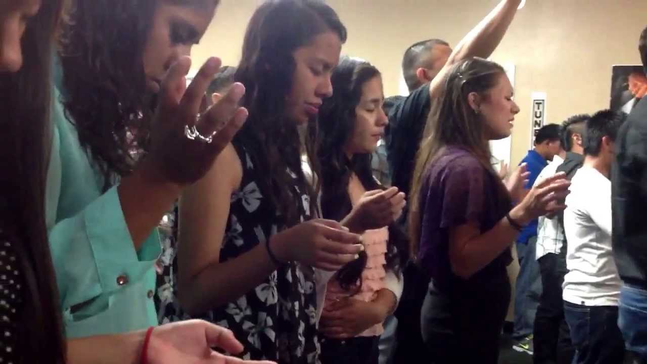 La juventud adorando a Dios. YouTube