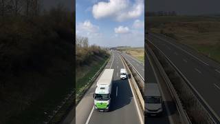 Weiß grüne Mercedes Benz lkw‘s