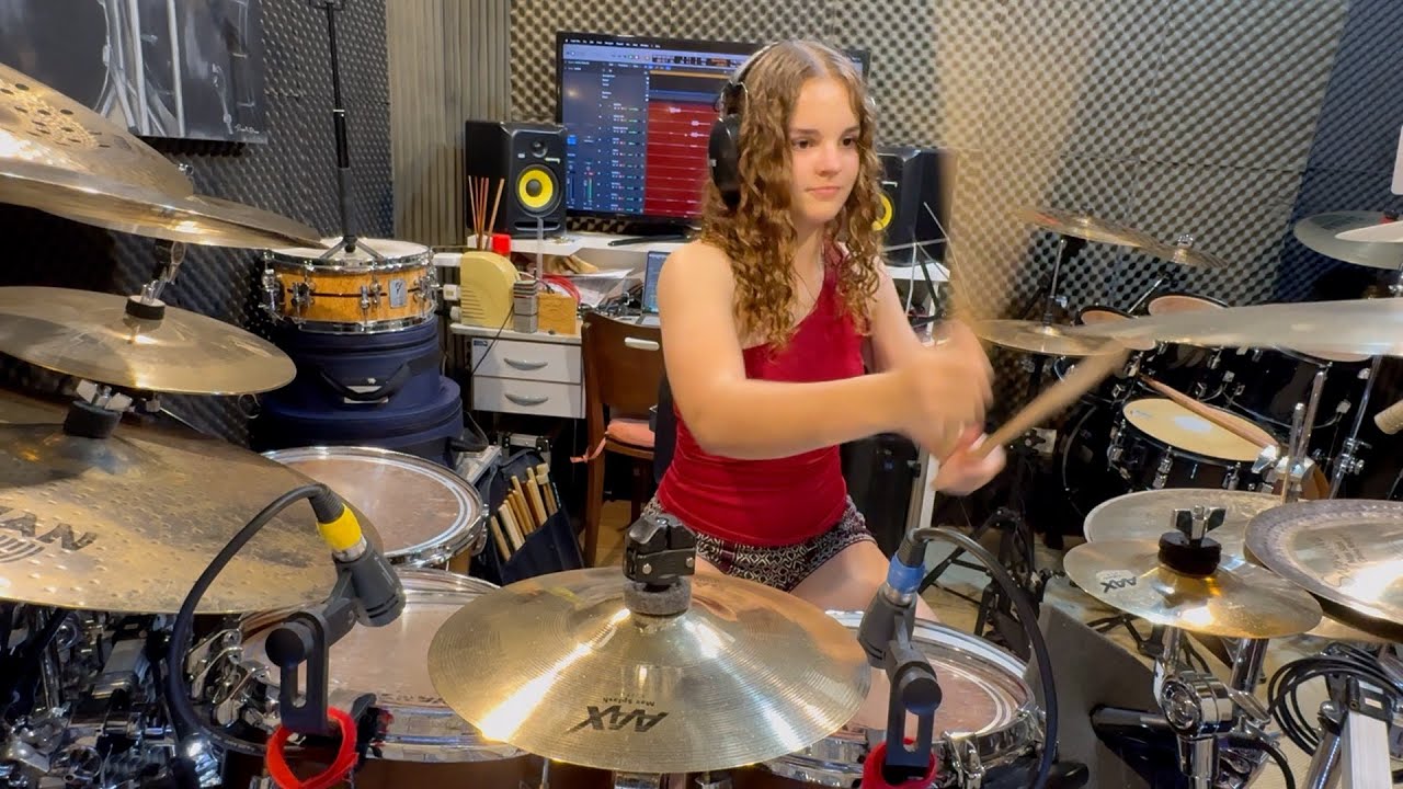ANAHÍ SEMENTINO ROMÃO TOCANDO TOXICITY - SYSTEM OF A DOWN ( DRUM COVER)
