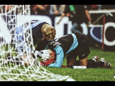 Oliver Kahn consoles Santiago Cañizares after the 2001 Champions League Final.