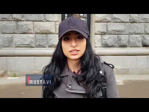 80 წლის ქალი მეორე სართულზე შენობის თაღზე დადიოდა