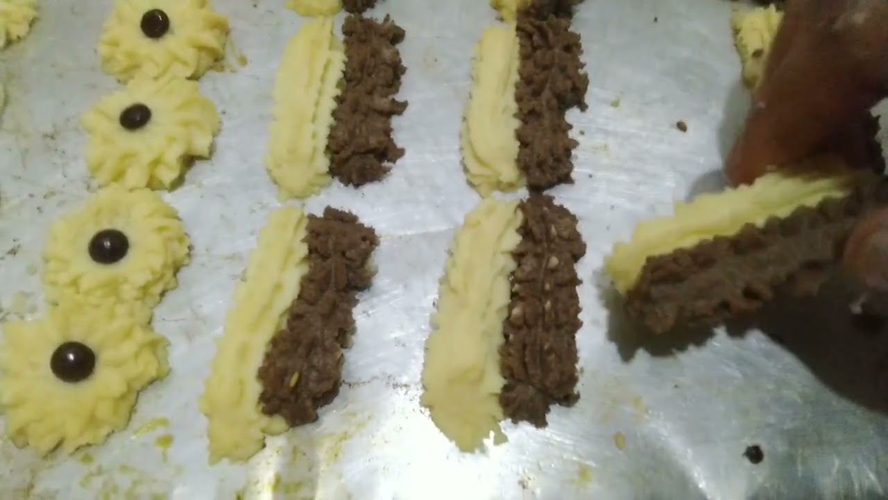 Cara membuat kue kering bentuk mawar atau kue semprit 