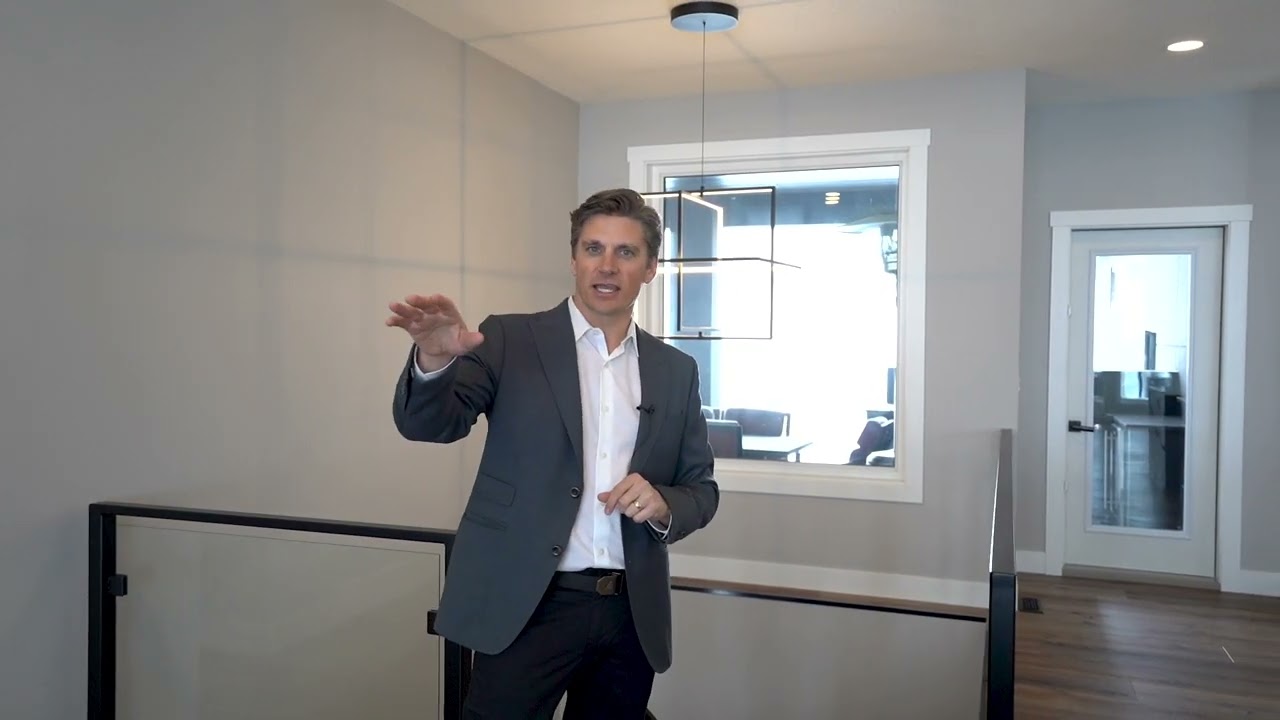 Premier LUXURY Walkout Bungalow w/unparalleled panoramic views in Southview Ridge