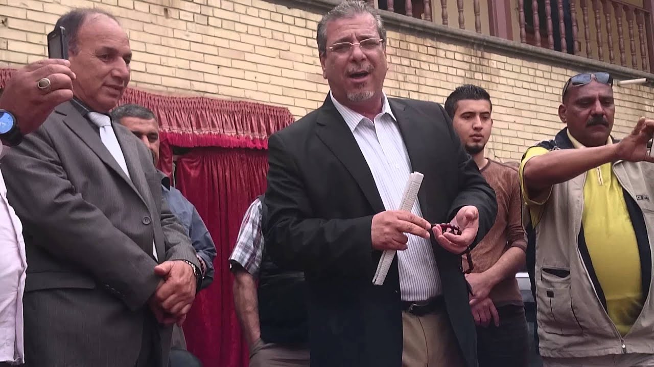 استاذ المقام طه غريب يلفت انتباه الجماهير في شارع المتنبي بأداءه