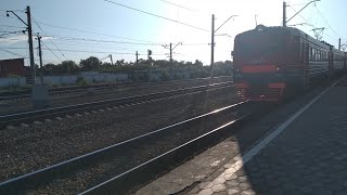 Прибытие шестивагонной электрички Московка-Лузино на станцию Карбышева-1 в городе Омске.