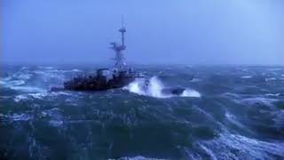 رهيب .. شاهد كيف تبحر فرقاطة فرنسية في المحيط الاطلسي عندما يكون هائجاً .. !!