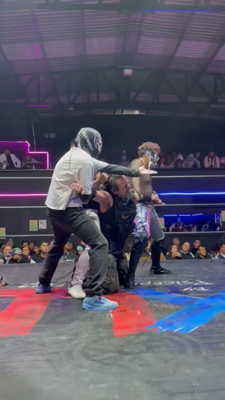 Mocho Cota Jr es rapado en la Arena XXL