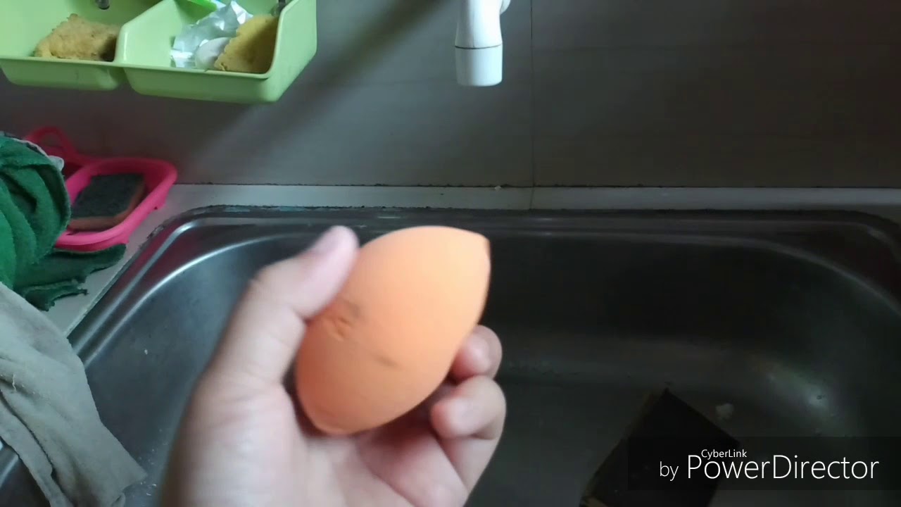 HOW TO CLEAN YOUR BEAUTY BLENDER/SPONGE EASILY😂 YouTube