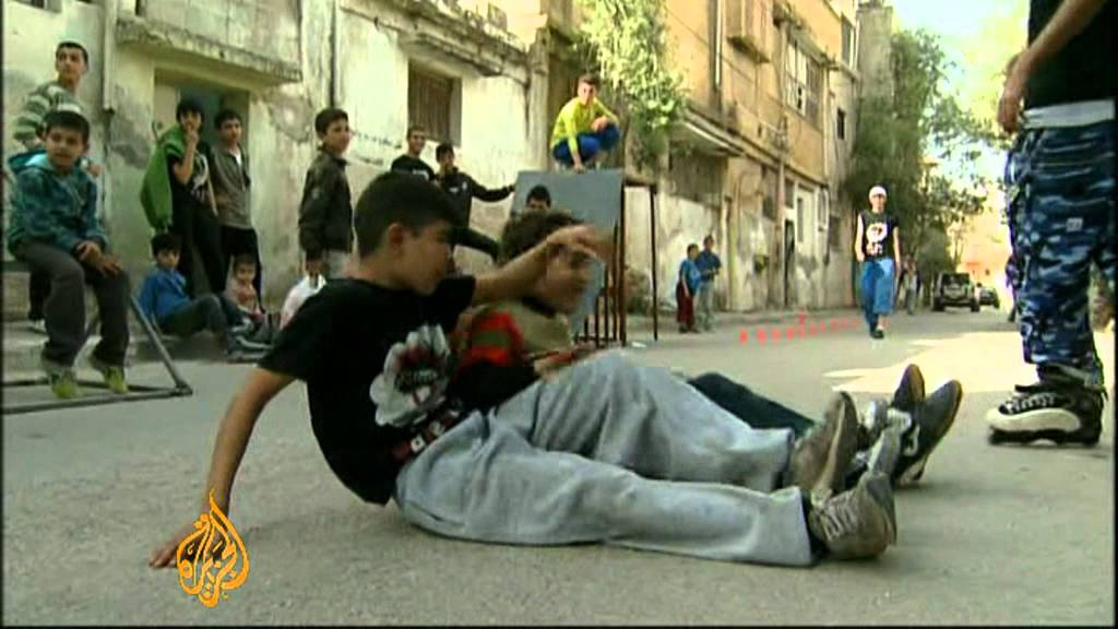 شباب فلسطينيون يتزلجون على عجلات من أجل الحرية