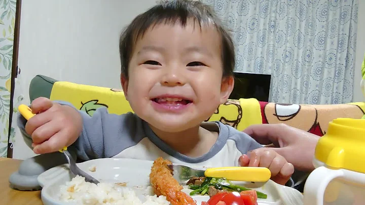 Eat tomatoes, levanilla, fried shrimp, dumplings, and rice👶♥【パパと2人でごはん！トマト、レバニラ、エビフライ、餃子、ご飯を食べます👶♥】