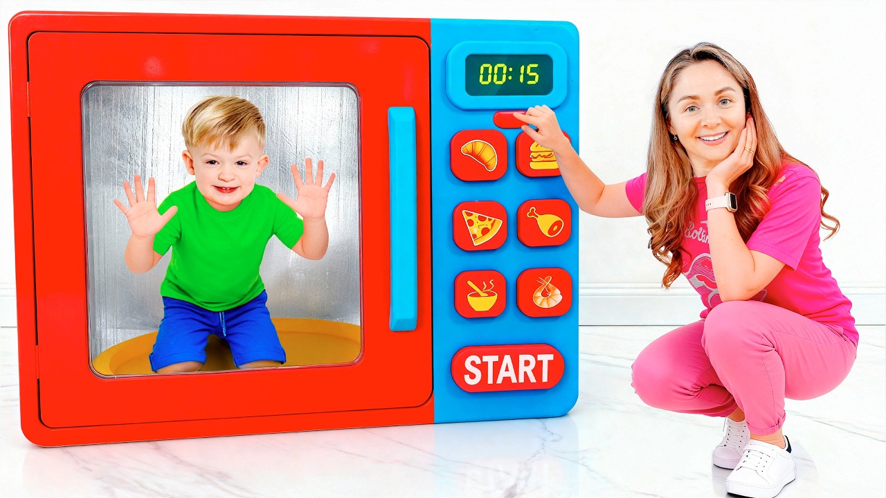 Adam dan Ibu bermain pura-pura dengan Mainan Microwave