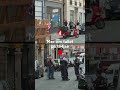 Här försöker männen dra in kvinna i skåpbil – kidnappningsförsöket fångas på film