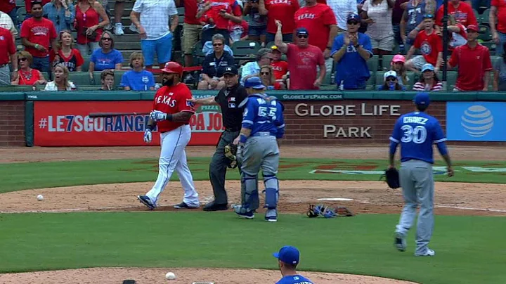 TOR@TEX: Fielder gets hit following fracas in 8th