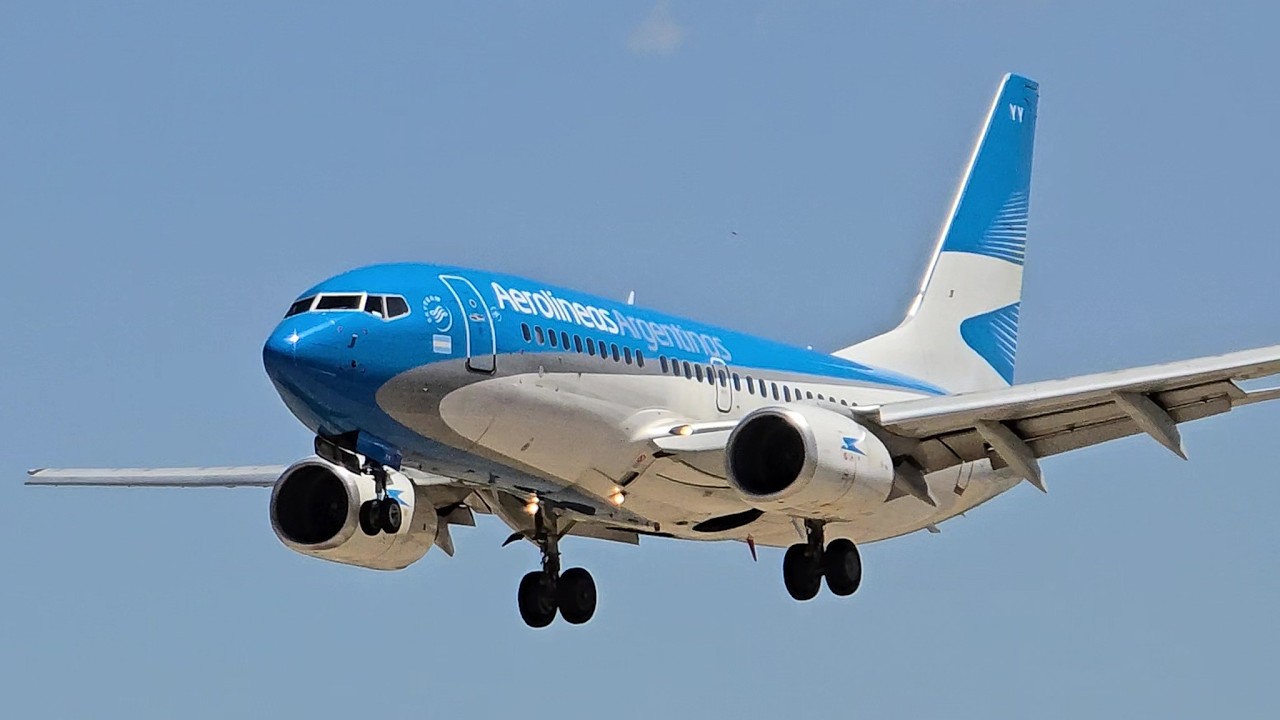 Aerolíneas Argentinas Boeing 737-700 LV-BYY aterrizando en Aeroparque