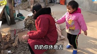 孙女看奶奶做饭太辛苦，前来帮忙烧锅，老人直夸孩子懂事又贴心