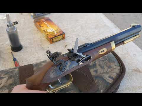 Video: Old flintlock pistol: firing range at larawan