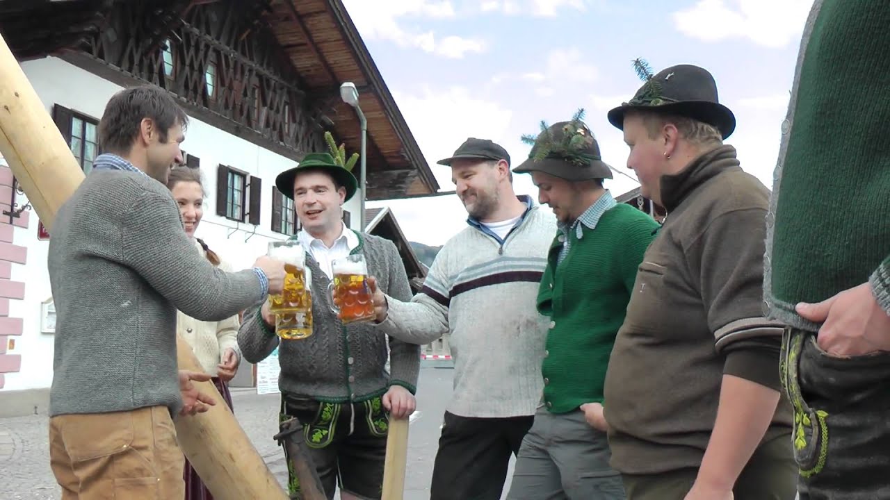 Maibaumaufstellen in Krün am 1. Mai 2011