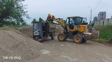 Máy xúc múc cát lên công nông ba bánh #congnongbabanh