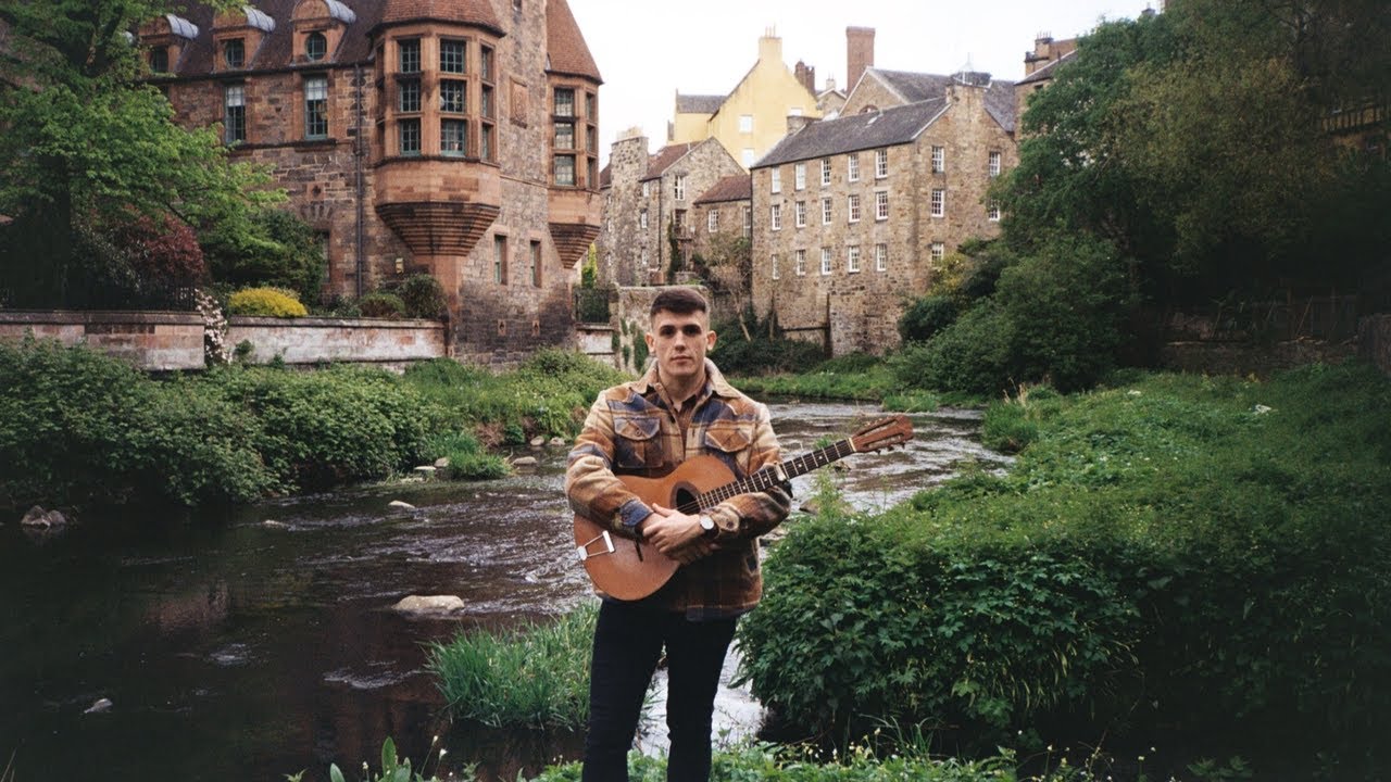 Rob Ellen talking with Sam Shackleton at Doune The Rabbit Hole