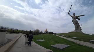 Гуляем по Волгограду посетили  Мамаев Курган памятник( Родина Мать)