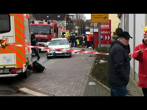 Auto rast bei Karnevalsumzug in Menge: 13 Verletzte, auch Kinder