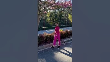 Bắt gặp MC Cát Tường đi bộ trên đường, U50 vẫn xinh đẹp ngời ngợi, chắc chị đang yêu