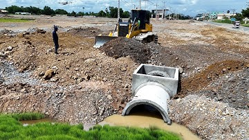 Nice Skill Operator Dozer Pushing Soil & Stone Clearing Land Level Shantui Dh17C3