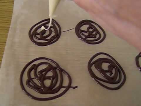 Decorando flor de chocolate te quedará de pastelería 👌 - YouTube