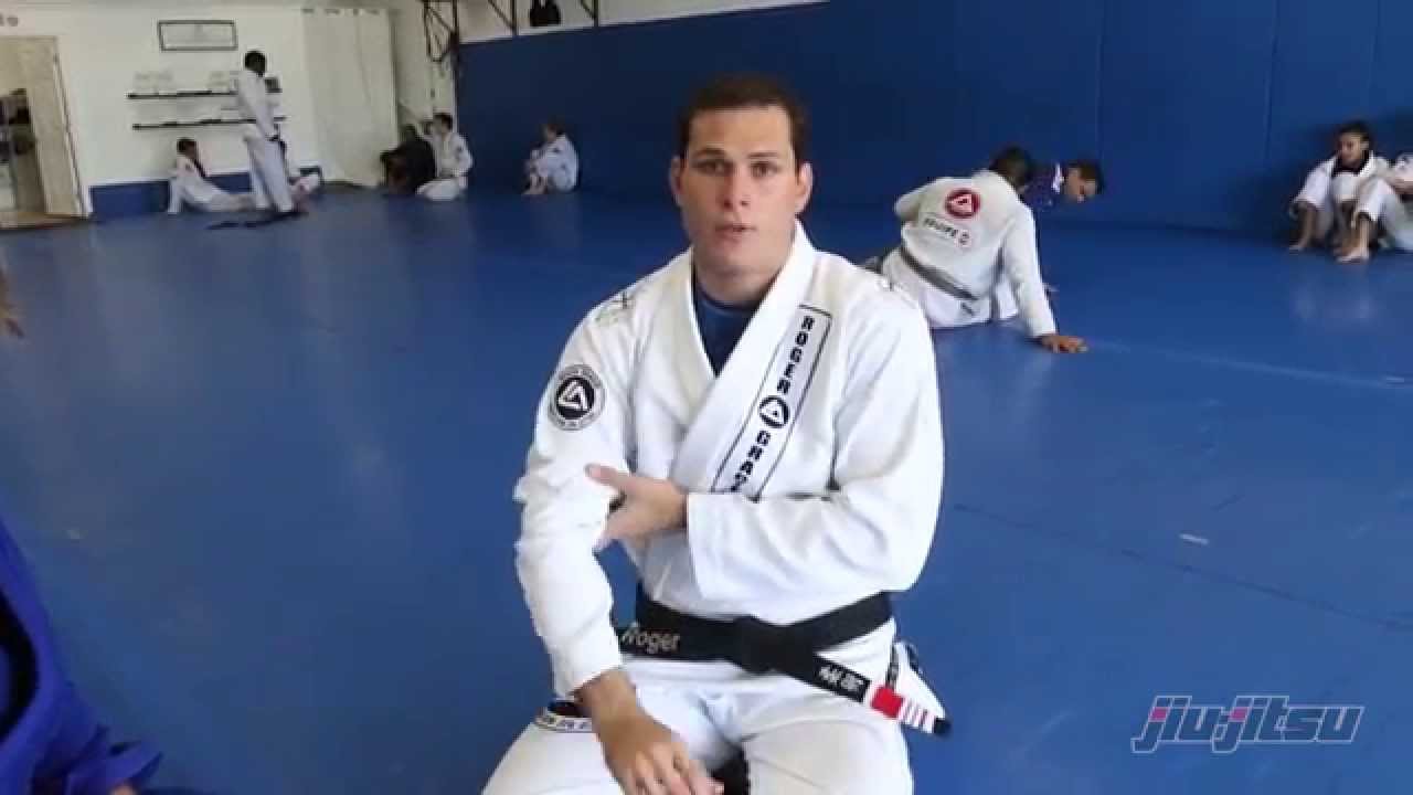 BJJ Basics - Lapel Choke by Roger Gracie 