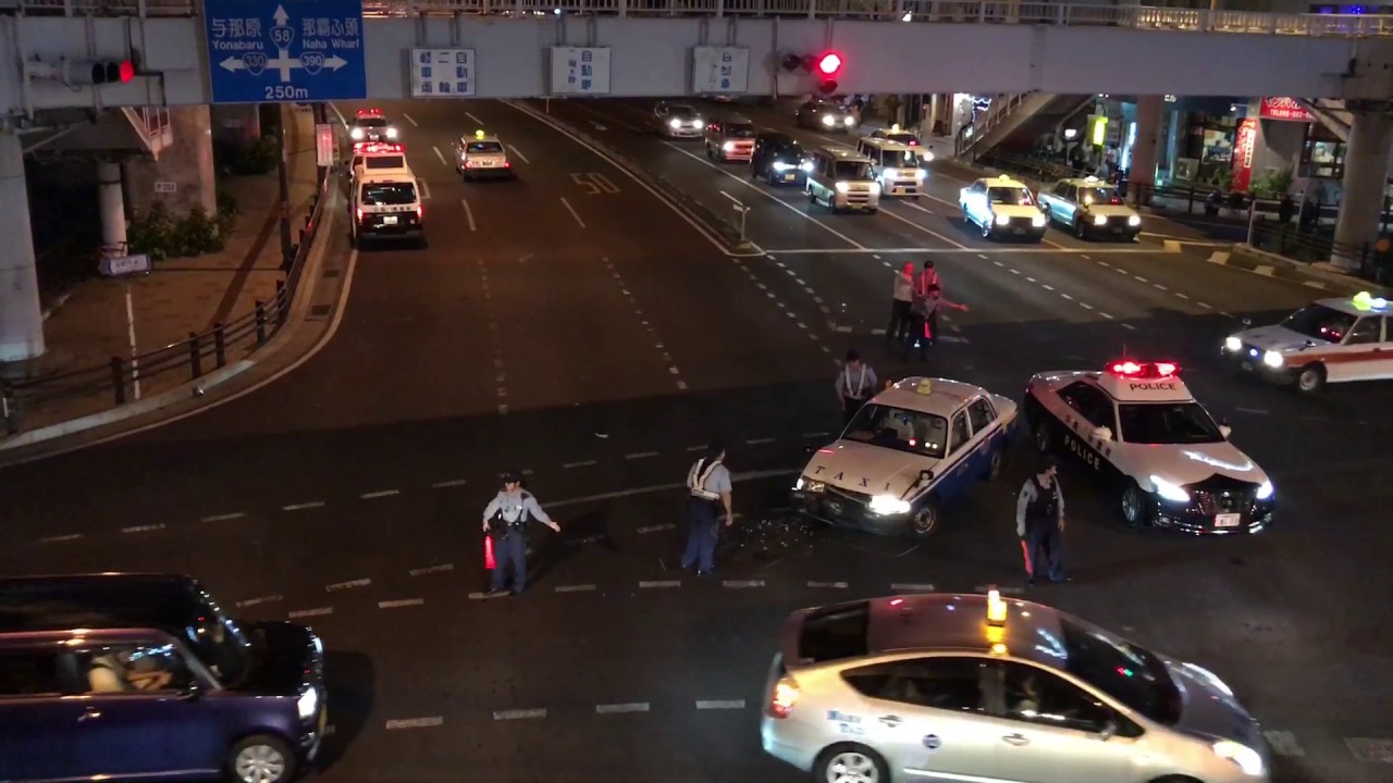 沖縄 事故後の現場整理 交通整理を行う警察官 Youtube