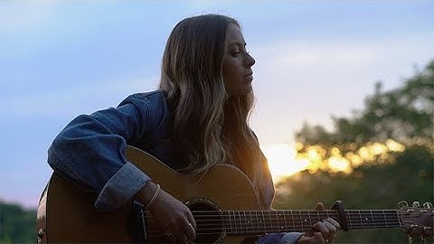 Rachel Wiggins - The Difference A Year Makes (Official Acoustic Video)