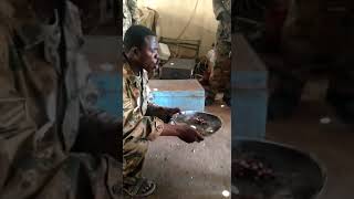 مقطع الجندي السوداني الأكثر مشاهدة ياكل النار