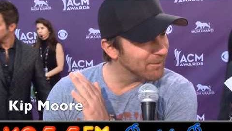 Kip Moore on the red carpet at the ACM Awards with Cash and Carey from K95.5FM