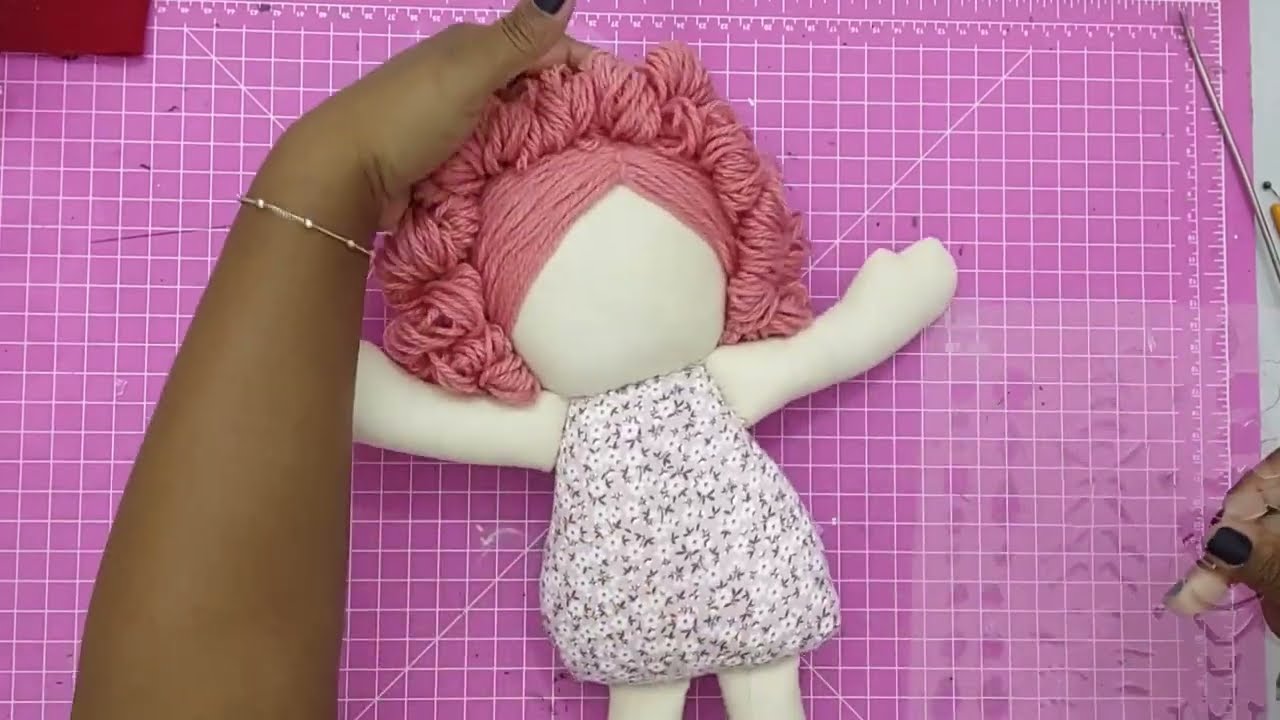 Roupinhas para bonecas com moldes para imprimir  Roupas de boneca de pano,  Artesanato bonecas de pano, Fazendo boneca de pano