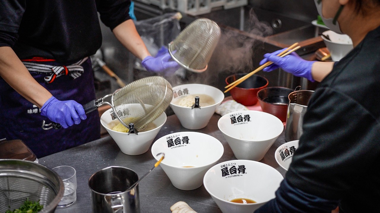 Японский ресторан Miyazaki Ramen и гёдза со смесью трех видов свиных костей