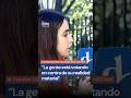 Chiara Detinis, detrás del móvil en la calle: "La gente está votando en contra de su realidad"