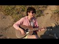 Capture de la vidéo Declan Mckenna - Elevator Hum [Acoustic From The Beach]